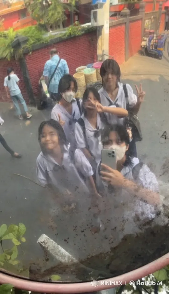 Students Perform Impromptu Kung Fu in Street Mirror Reflection – AI Generated Video | Hailuo AI