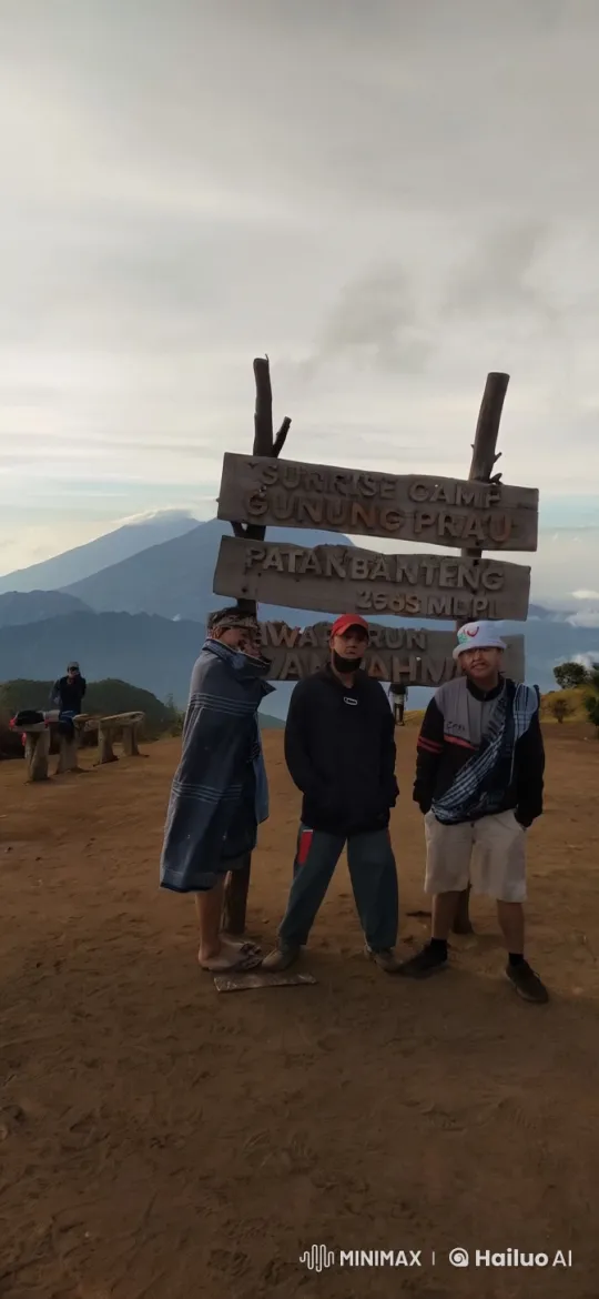 Kung Fu Masters Perform Dramatic Fight at Gunung Prau's Sunrise Camp – AI Generated Video | Hailuo AI