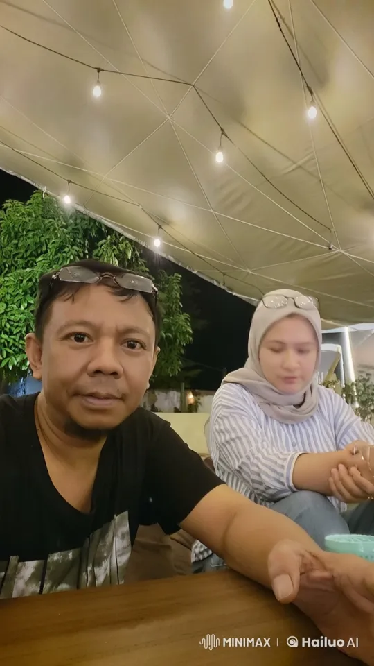 Couples Relaxing in a Cozy Outdoor Café – AI Generated Video | Hailuo AI