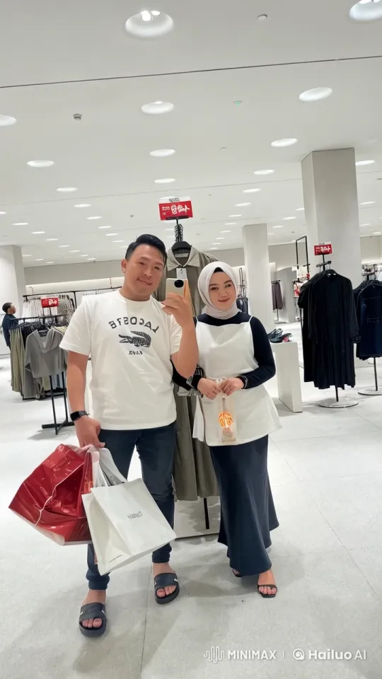 Martial Arts Display in Clothing Store Setting – AI Generated Video | Hailuo AI