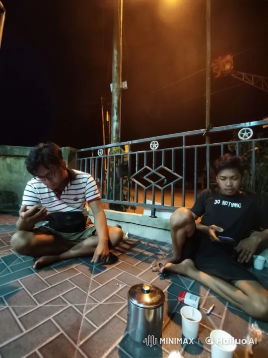 Young Men Practice Kungfu Under Streetlight – AI Generated Video | Hailuo AI