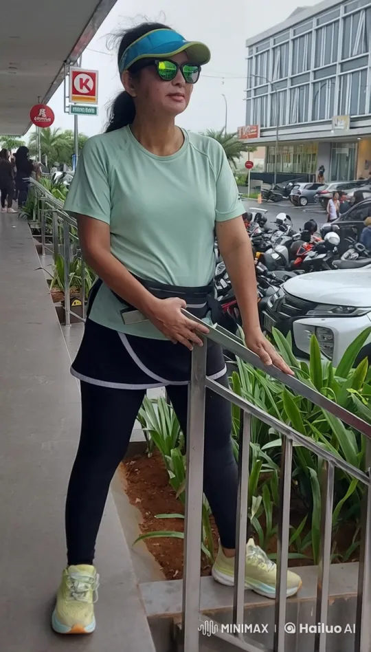 Athletic Woman Performs Impressive Kungfu in Urban Setting – AI Generated Video | Hailuo AI