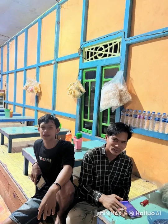 Affectionate Moment at Indonesian Street Food Stall – AI Generated Video | Hailuo AI
