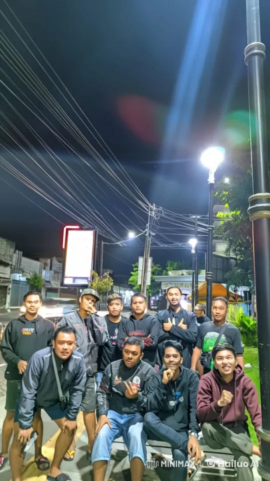 Casual Group Performs Impressive Kungfu on Dimly Lit Street – AI Generated Video | Hailuo AI