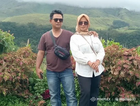 Two People Enjoying a Mountain View – AI Generated Video | Hailuo AI