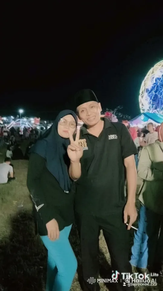 Night-time fairground with festive visitors and kungfu performer – AI Generated Video | Hailuo AI