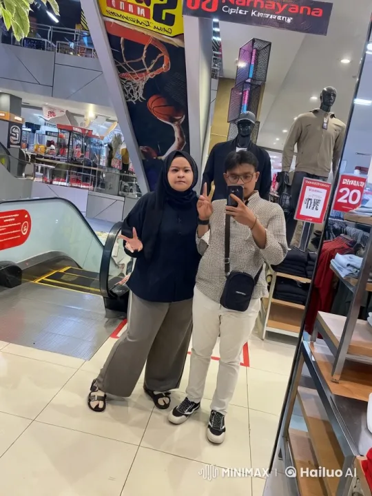 Mall Kung Fu: Synchronized Sparring in Shopping Scene – AI Generated Video | Hailuo AI