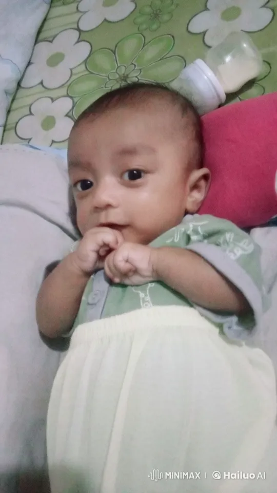 Baby's Playful Kicks and Punches on Floral Blanket – AI Generated Video | Hailuo AI
