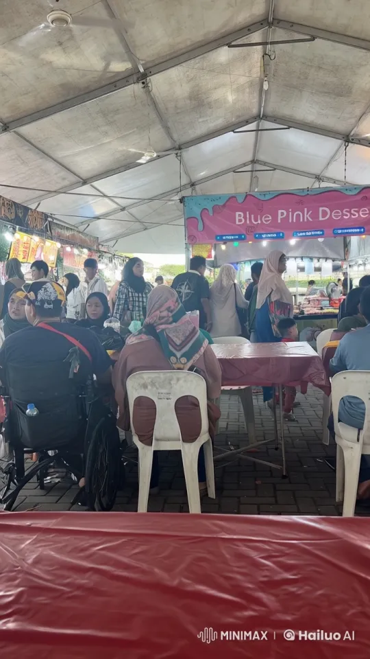 Martial Arts Demonstration Meets Bustling Market Scene – AI Generated Video | Hailuo AI