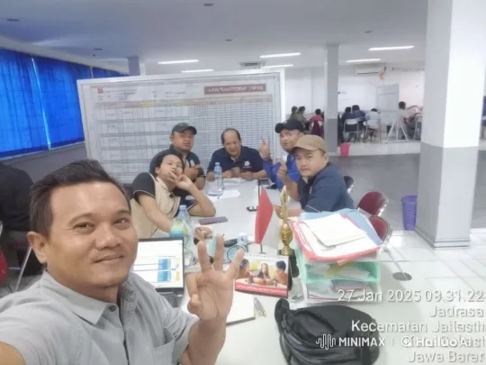 Collaborative Meeting in a Bustling Office Environment – AI Generated Video | Hailuo AI