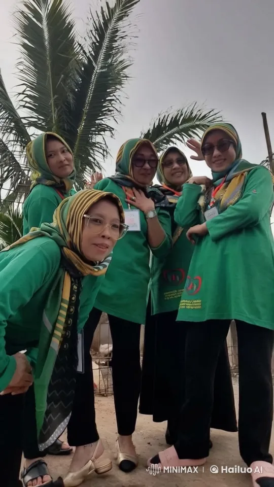 Women in Green Perform Kungfu Amidst Palm Trees – AI Generated Video | Hailuo AI