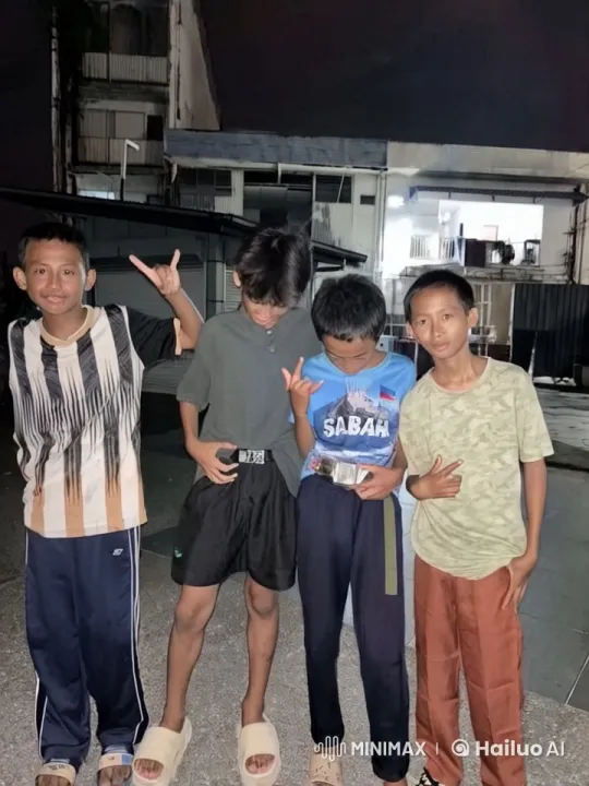 Four Friends Enjoying a Casual Night Out – AI Generated Video | Hailuo AI