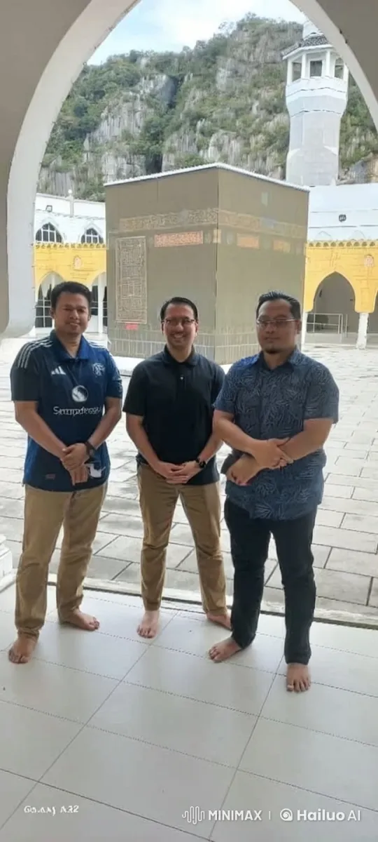 Kung Fu Practitioners Demonstrate Skills at Mosque Setting – AI Generated Video | Hailuo AI