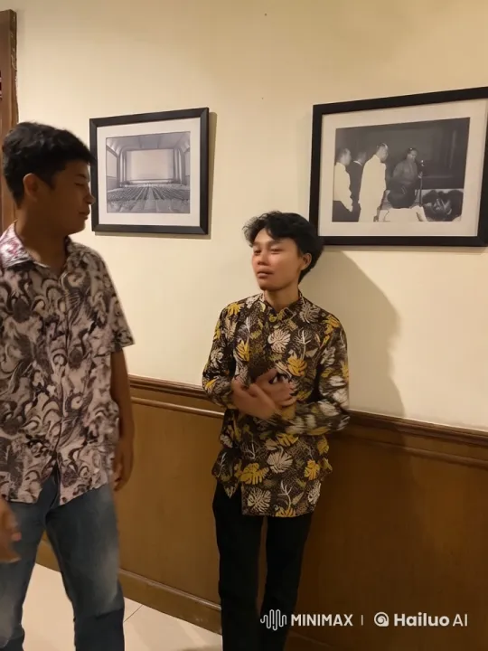 Warm Embrace and Cheek Kiss in Hallway – AI Generated Video | Hailuo AI