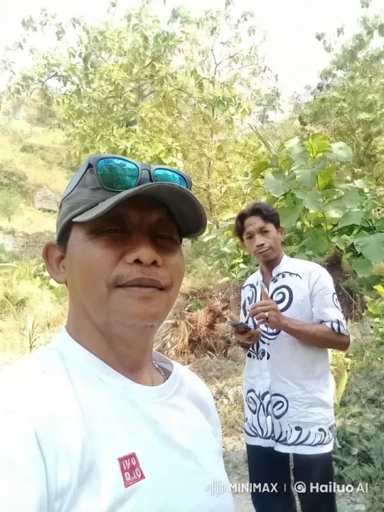 Relaxed Outdoor Scene with Two Individuals – AI Generated Video | Hailuo AI