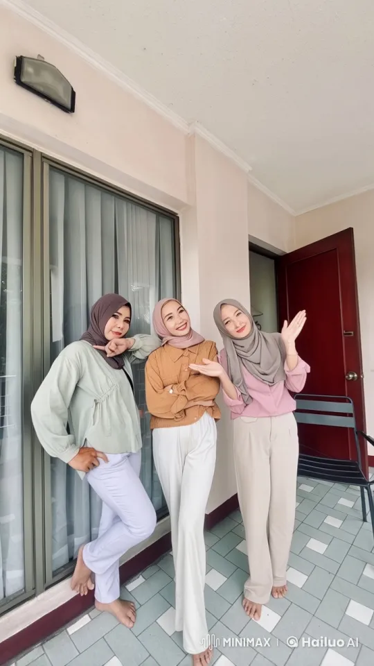 Three Women Perform Kungfu in Casual Outfits – AI Generated Video | Hailuo AI