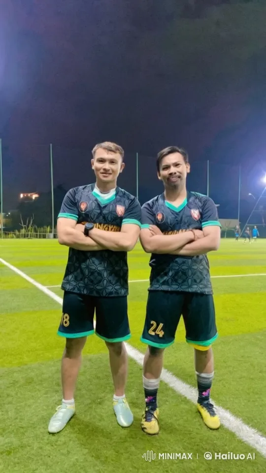 Soccer Players' Playful Kung Fu Fight on Night Field – AI Generated Video | Hailuo AI