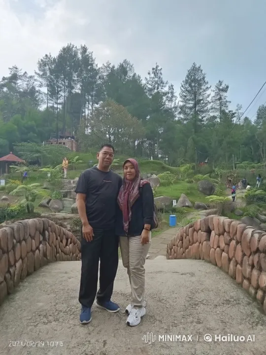 Couple's Playful Fight on Serene Bridge – AI Generated Video | Hailuo AI
