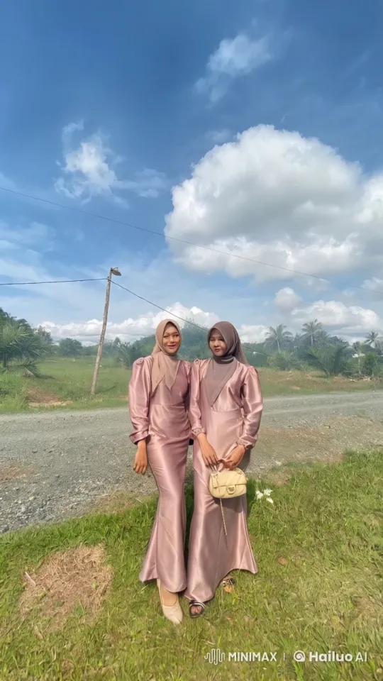 Elegant Women Practicing Kungfu in Scenic Setting – AI Generated Video | Hailuo AI