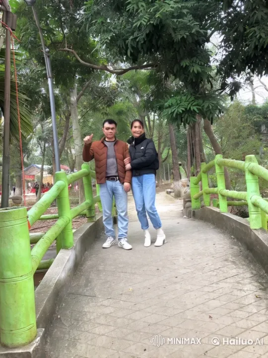 Park Fight Scene: Two Individuals Exchange Punches and Kicks – AI Generated Video | Hailuo AI