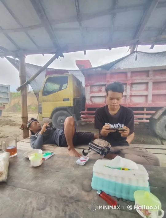 Kung Fu Fight at Truck Loading Site – AI Generated Video | Hailuo AI