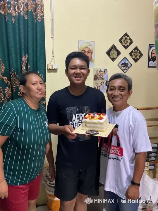 Boy Showcases Wing Chun Skills at Birthday Celebration – AI Generated Video | Hailuo AI
