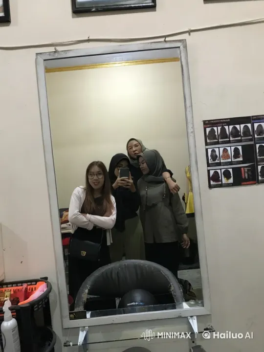 Women Display Martial Arts Prowess in Dynamic Mirror Fight Scene – AI Generated Video | Hailuo AI