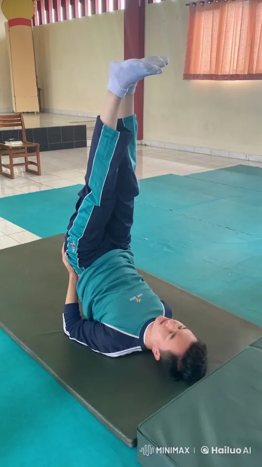 Athlete Showcases Impressive Headstand to Kung Fu Moves – AI Generated Video | Hailuo AI