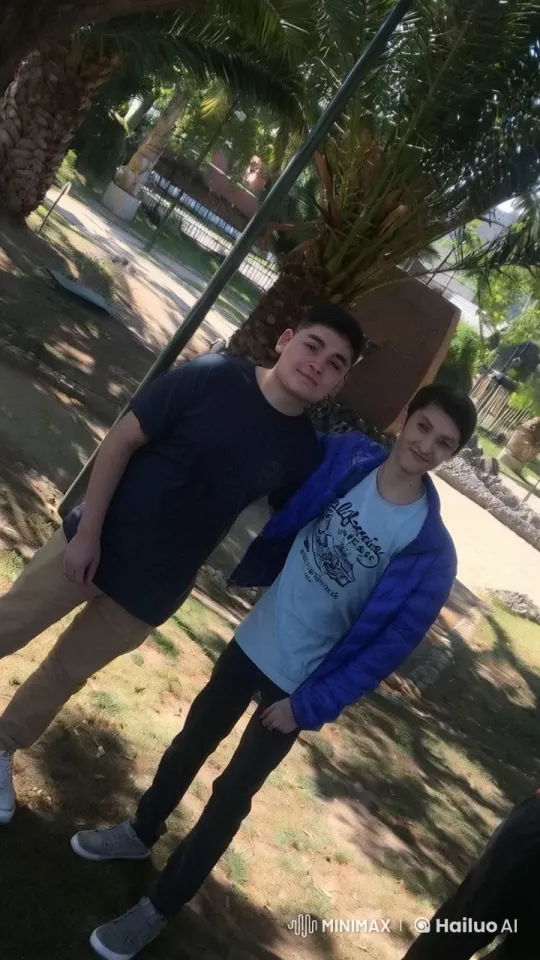 Friends Share Intimate Kiss in Sunlit Palm Grove – AI Generated Video | Hailuo AI