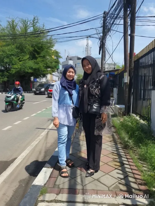 Women Display Impressive Kungfu Skills on Urban Sidewalk – AI Generated Video | Hailuo AI