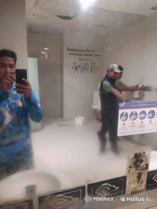 Impromptu Kungfu Battle in Restroom Mirror – AI Generated Video | Hailuo AI