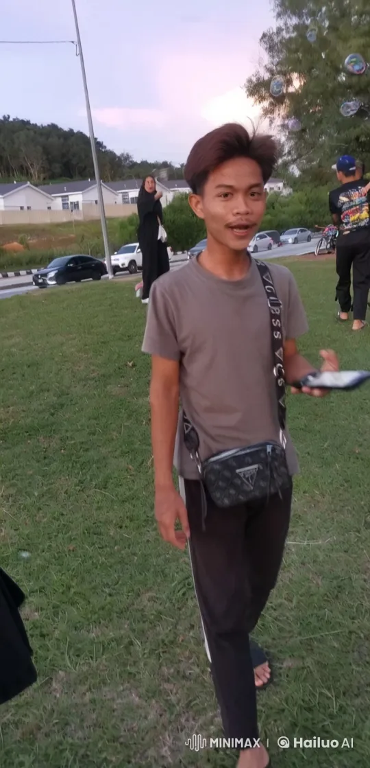 Young Man Demonstrates Impressive Kungfu Skills in Suburban Park – AI Generated Video | Hailuo AI