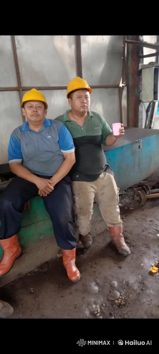 Workers Engage in Kung Fu Fight in Industrial Setting – AI Generated Video | Hailuo AI