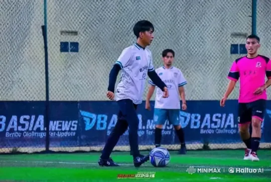Indoor Soccer Meets Martial Arts in Dynamic Game – AI Generated Video | Hailuo AI