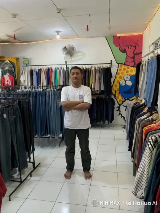 Kung Fu Master Demonstrates Skills in Clothing Store – AI Generated Video | Hailuo AI