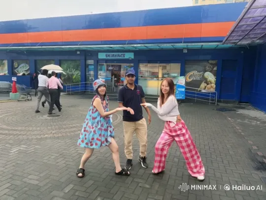Kung Fu Fight Showdown at Shopping Mall Entrance – AI Generated Video | Hailuo AI