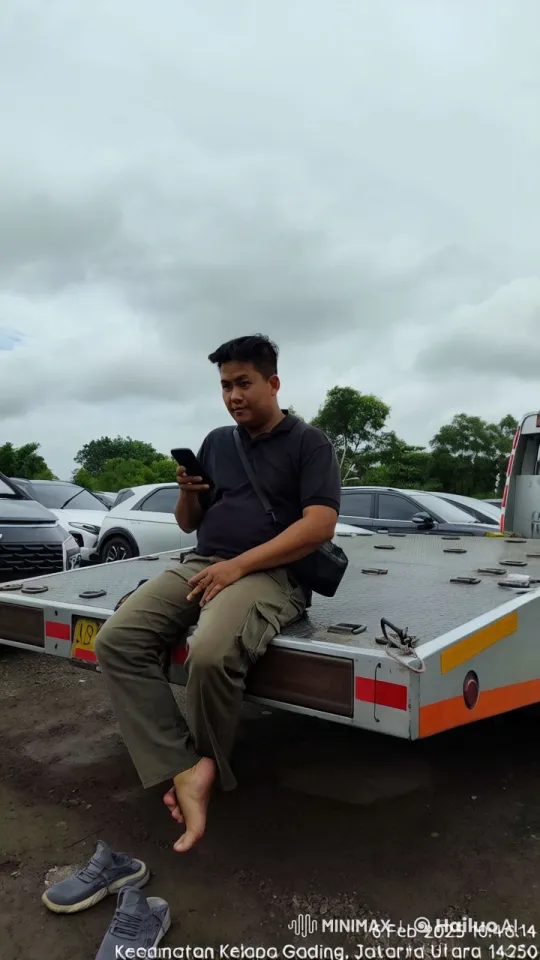 Kungfu Master Performs Impressive Moves on Truck – AI Generated Video | Hailuo AI