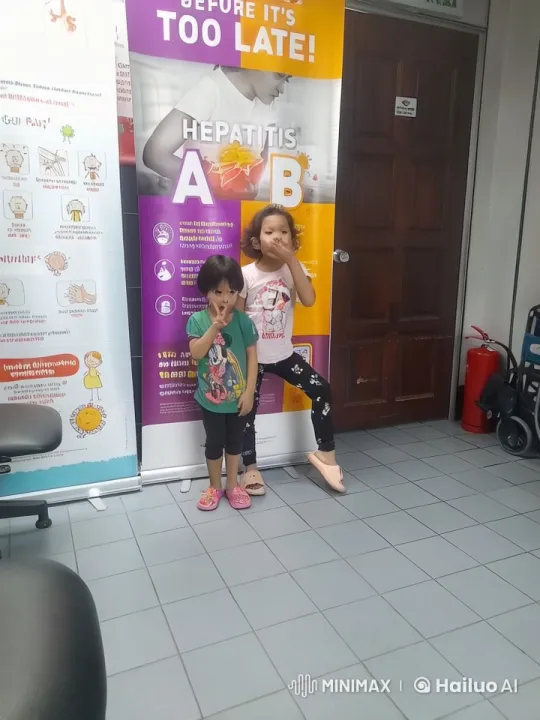 Children Displaying Energetic Kung Fu Skills in Waiting Area – AI Generated Video | Hailuo AI