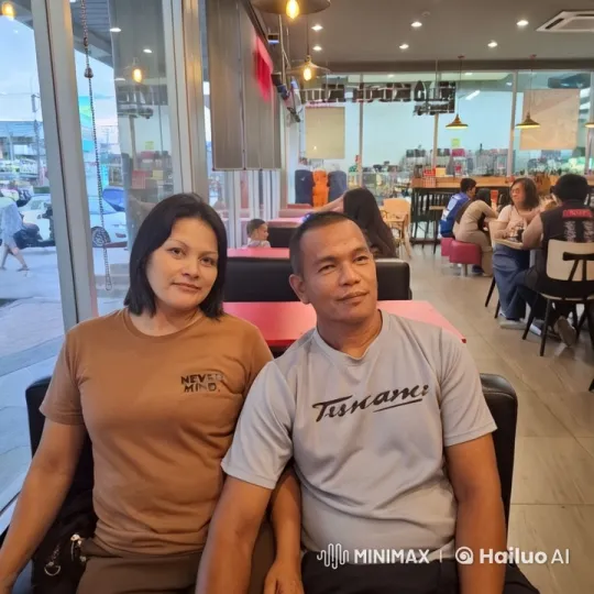 Casual Dining Scene with Relaxed Couple and Busy Restaurant Background – AI Generated Video | Hailuo AI