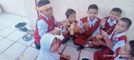 Children Enjoy Snacks in Casual School Gathering – AI Generated Video | Hailuo AI