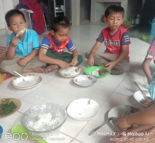Children Practice Martial Arts Amidst Mealtime in Modest Room – AI Generated Video | Hailuo AI