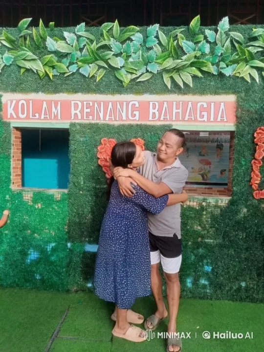 Couple Engages in Dramatic Kung Fu Fight at Swimming Pool – AI Generated Video | Hailuo AI