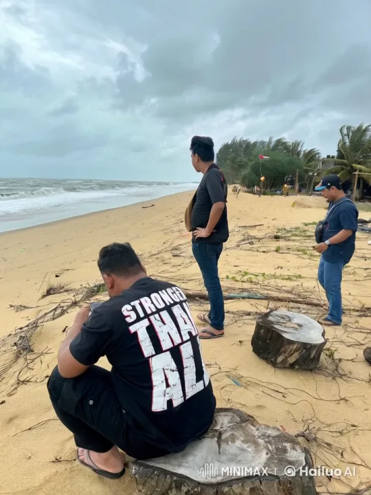 Dynamic Combat Scene on a Stormy Beach with Flames – AI Generated Video | Hailuo AI