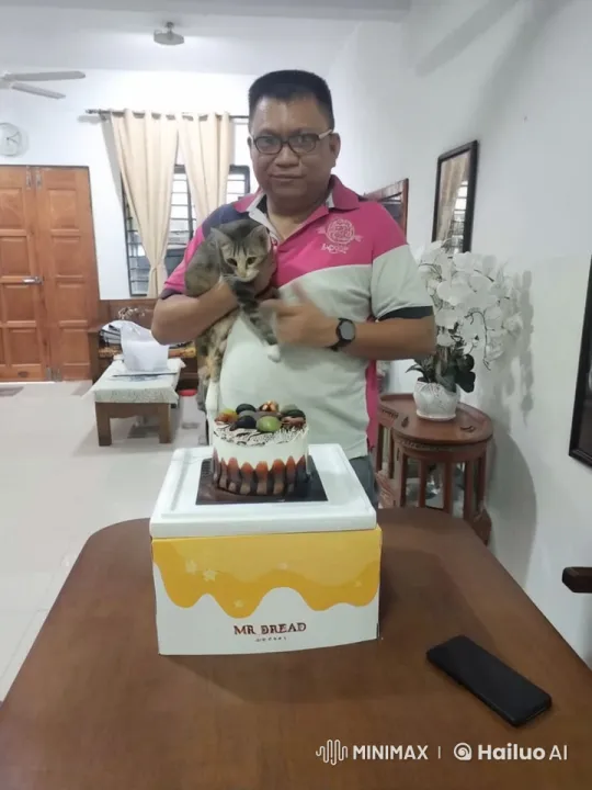 Man and Cat Engage in Playful Kung Fu Match – AI Generated Video | Hailuo AI