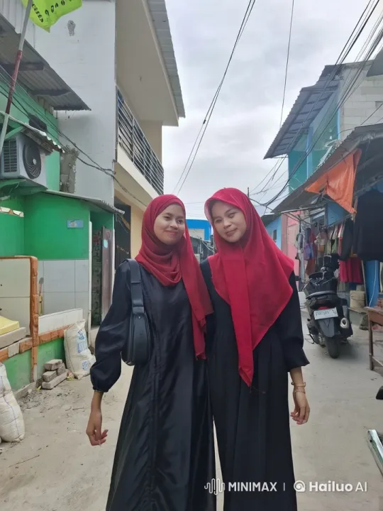 Two Women Display Martial Arts Skills on Urban Street – AI Generated Video | Hailuo AI