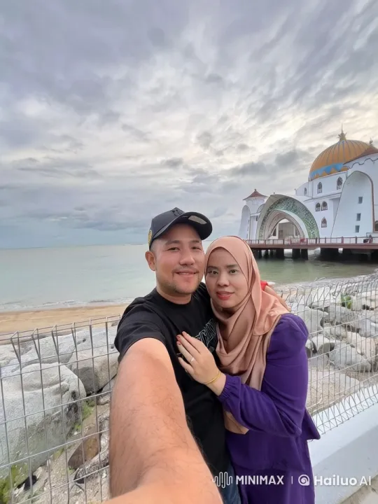Couple Performs Kungfu in Front of Mosque by the Beach – AI Generated Video | Hailuo AI
