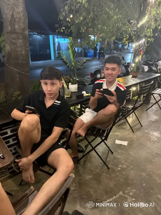 Nighttime Kungfu Battle at Outdoor Cafe – AI Generated Video | Hailuo AI
