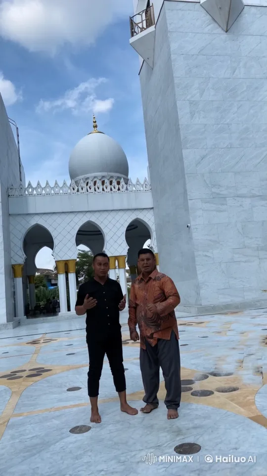 Kungfu Display in Front of Elegant Mosque – AI Generated Video | Hailuo AI