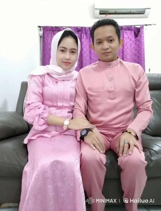 Couple in Pink Outfits Engages in Playful Kung Fu Fight – AI Generated Video | Hailuo AI