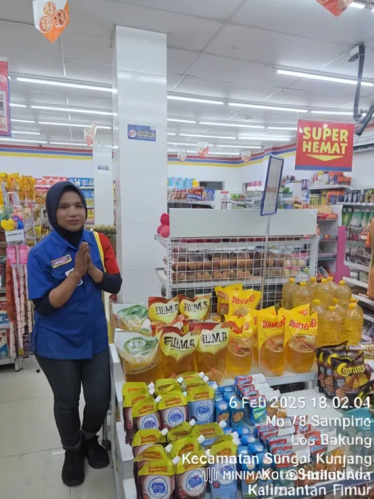 Supermarket Staff Member Performs Kungfu Display – AI Generated Video | Hailuo AI